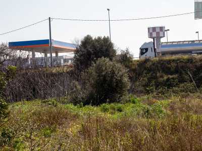 Il luogo, recintato, si trova di fronte a una stazione di servizio della IP, poco prima di entrare nel quartiere San Paolo
